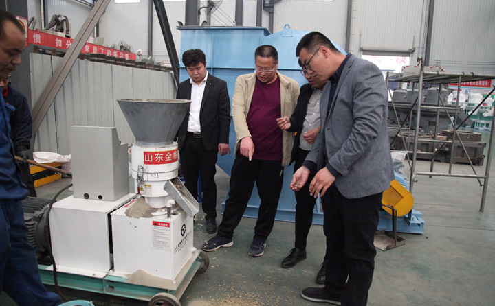 威海兩客戶前來山東金格瑞考察飼料顆粒機(jī)，現(xiàn)場(chǎng)試機(jī).jpg