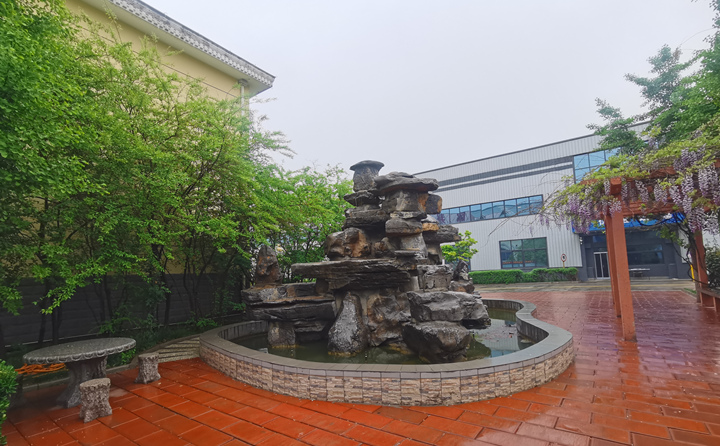 處理農(nóng)林廢棄物，變樹枝為燃料顆粒，節(jié)能環(huán)保，一起保衛(wèi)我們的藍(lán)天白云.jpg