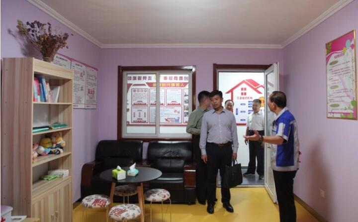在黨群活動室，工會主席景奉全以PPT的形式向現(xiàn)場領(lǐng)導詳細介紹了居邦源集團的產(chǎn)業(yè)工人隊伍建設(shè)以及改革情況。.jpg