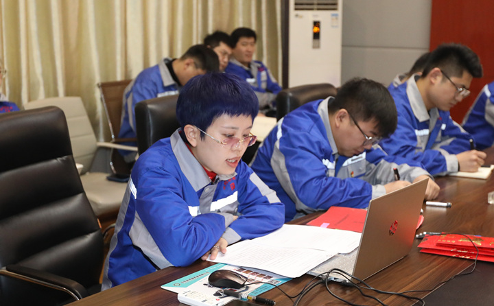 李主任對(duì)2023年度營銷激勵(lì)措施進(jìn)行宣貫，并動(dòng)員全體員工要以飽滿的熱情投入到營銷工作中去，全力以赴，奮勇爭(zhēng)先。.jpg